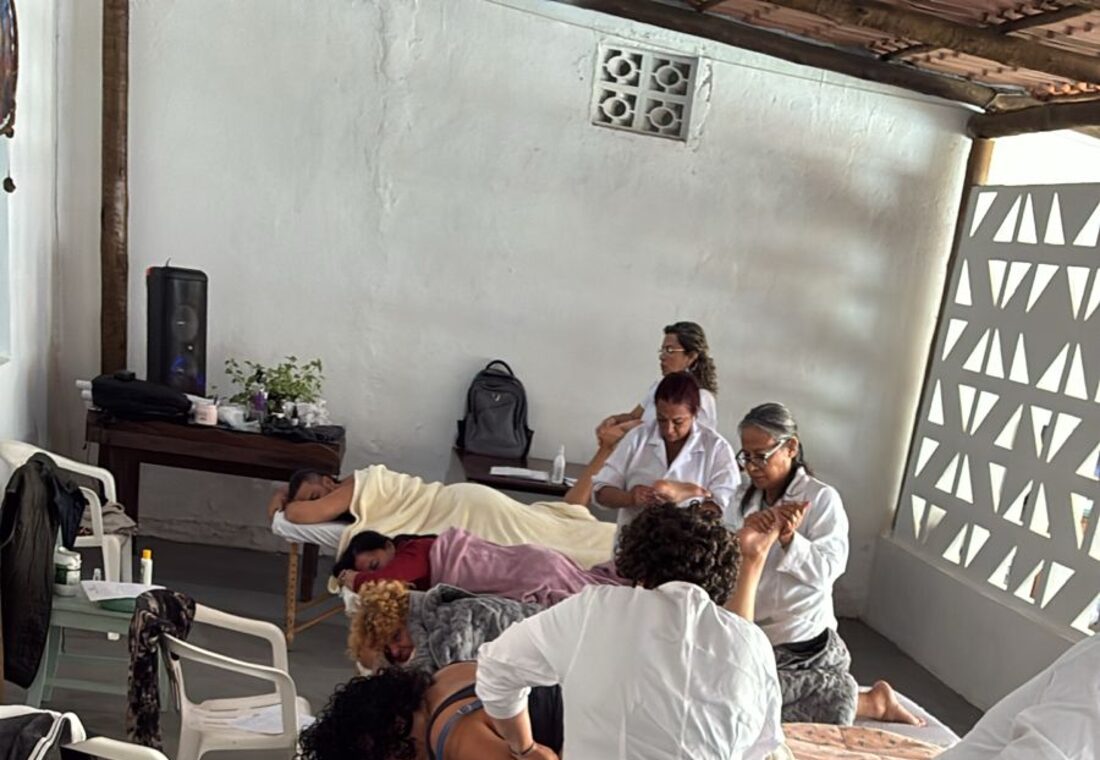 Alunos atendendo em macas durante o estágio da imersão